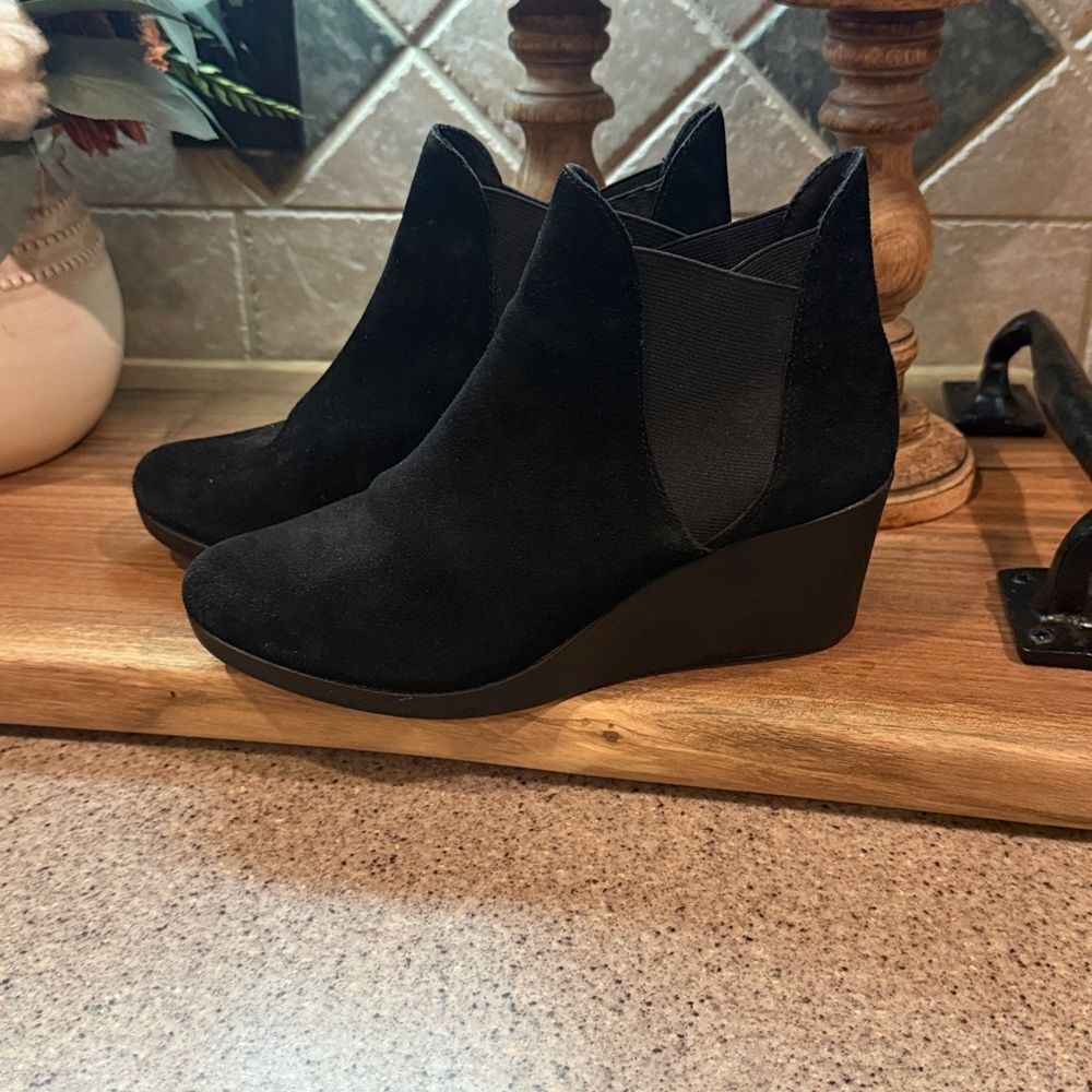 Crocs Women's Leigh Wedge Chelsea Boot, Black, Size 6